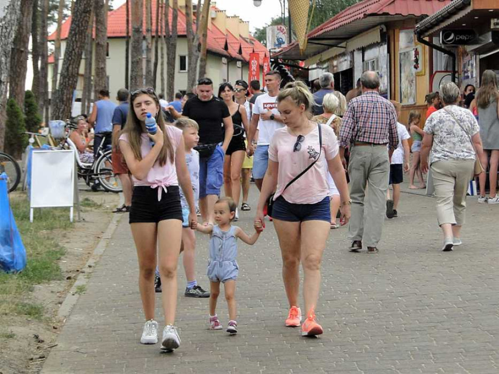 Lato, lato wszędzie... Na sławskiej plaży tłumy. Wypożyczenie rowerku lub kajaku graniczy z cudem