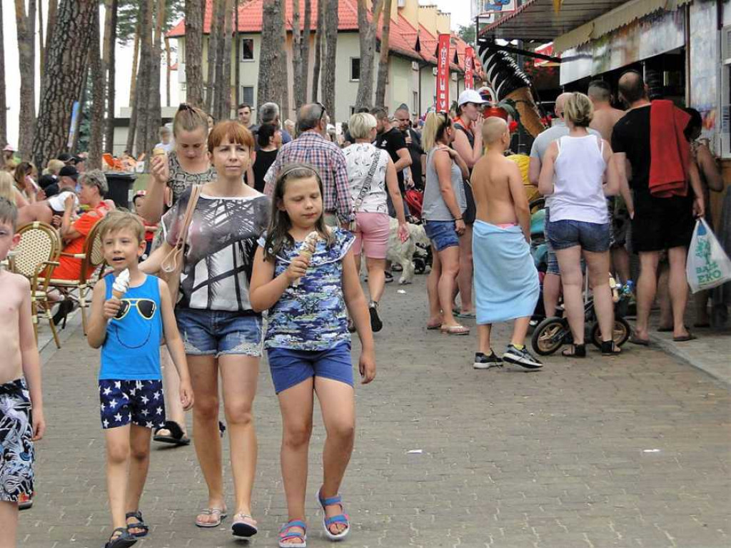 Lato, lato wszędzie... Na sławskiej plaży tłumy. Wypożyczenie rowerku lub kajaku graniczy z cudem