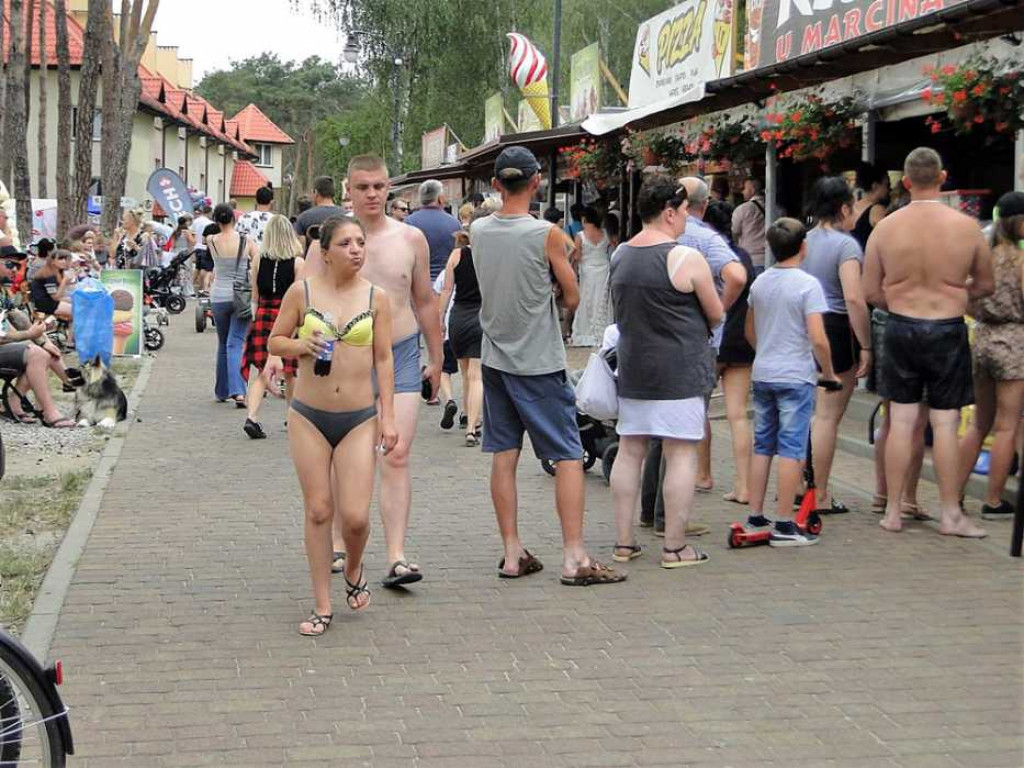 Lato, lato wszędzie... Na sławskiej plaży tłumy. Wypożyczenie rowerku lub kajaku graniczy z cudem