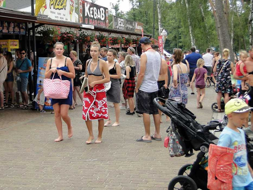 Lato, lato wszędzie... Na sławskiej plaży tłumy. Wypożyczenie rowerku lub kajaku graniczy z cudem