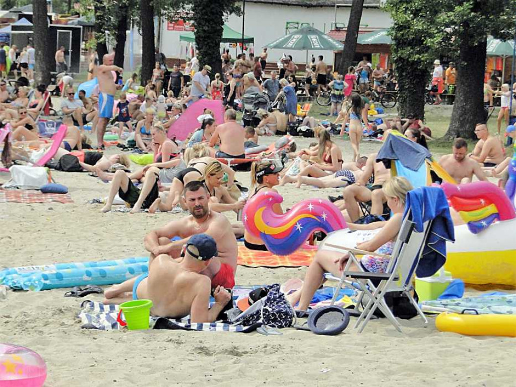 Lato, lato wszędzie... Na sławskiej plaży tłumy. Wypożyczenie rowerku lub kajaku graniczy z cudem