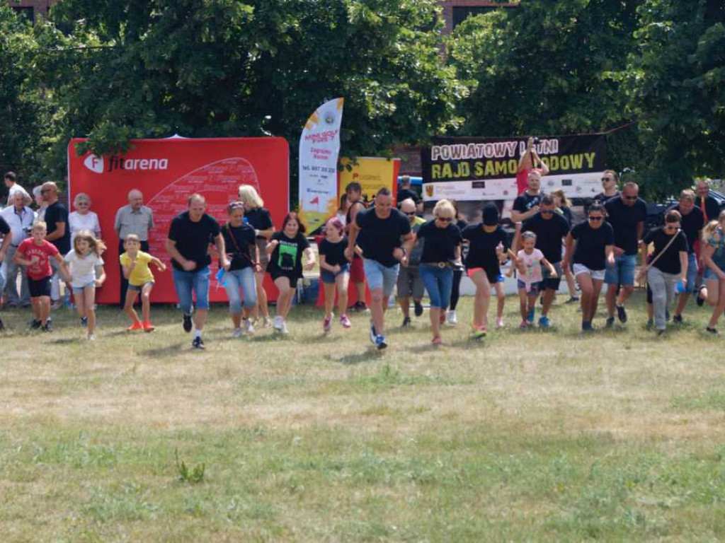 25 załóg bierze udział w letnim rajdzie samochodowym po powiecie