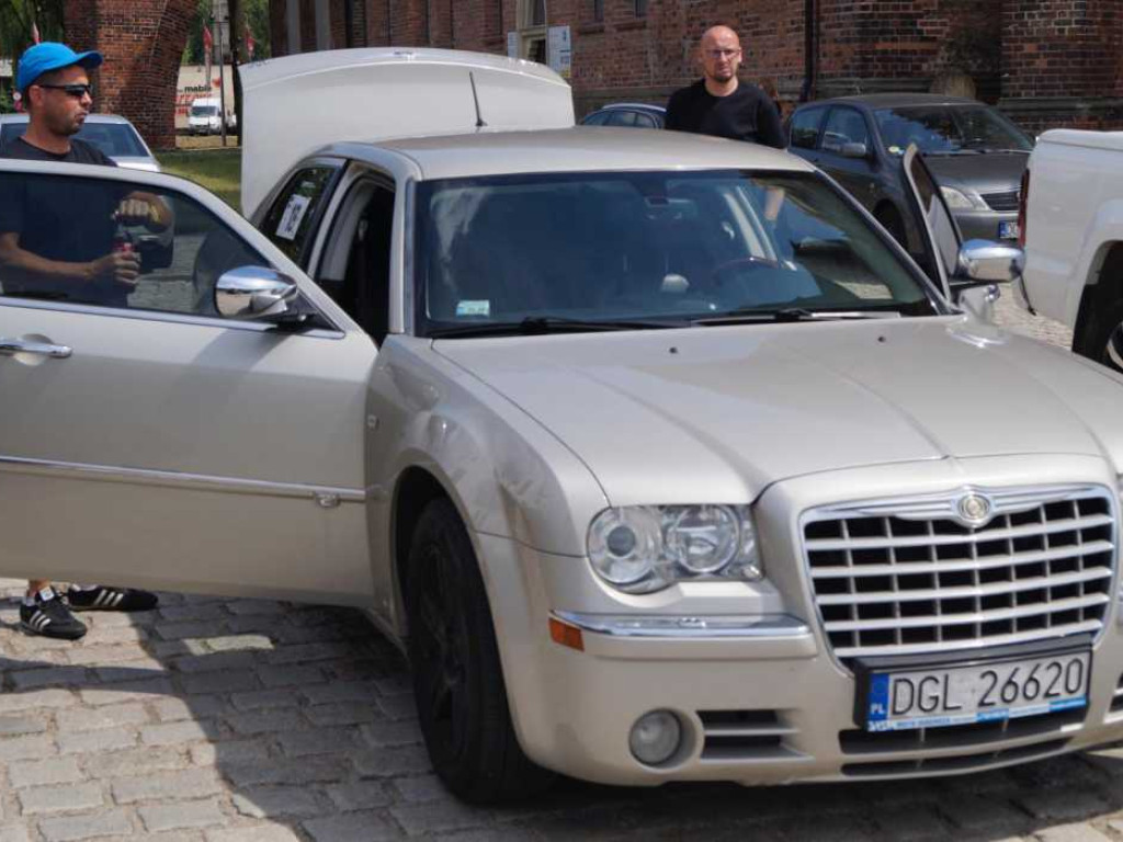 25 załóg bierze udział w letnim rajdzie samochodowym po powiecie