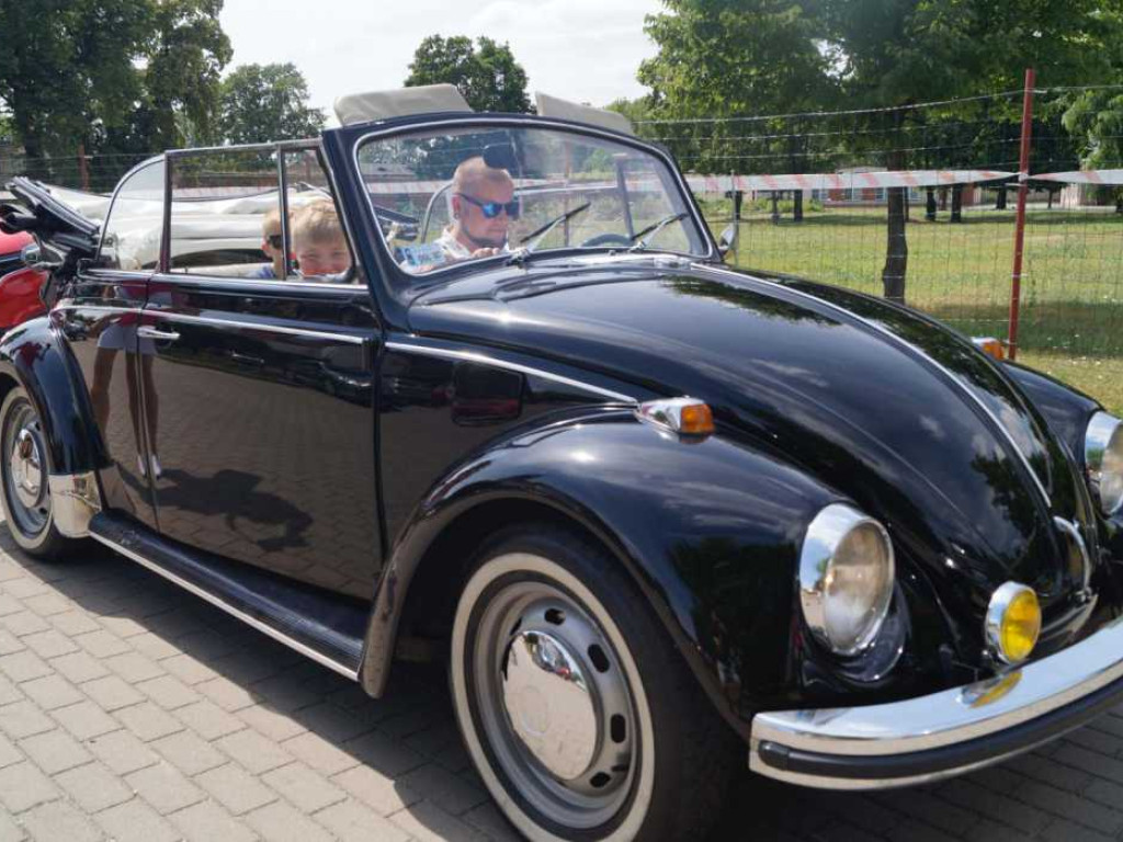 25 załóg bierze udział w letnim rajdzie samochodowym po powiecie