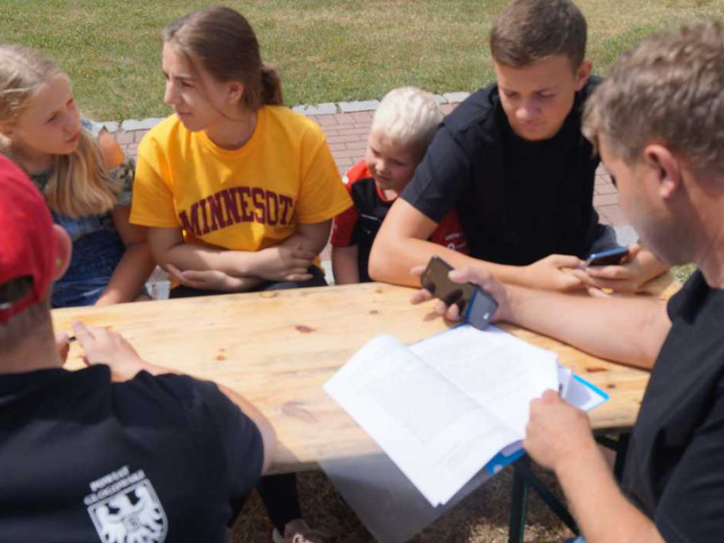 25 załóg bierze udział w letnim rajdzie samochodowym po powiecie