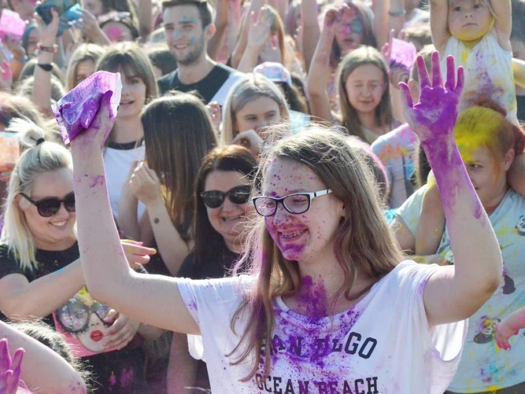 Szaleństwo barw opanowało Głogów. Tak wyglądał Festiwal Kolorów!