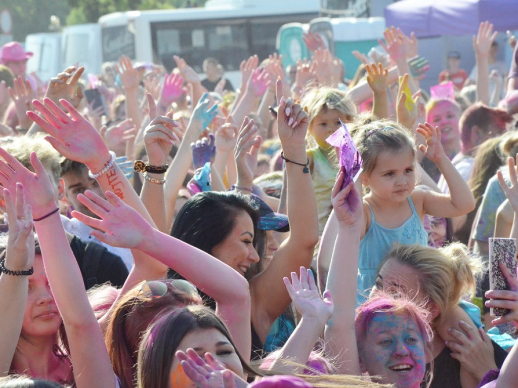 Szaleństwo barw opanowało Głogów. Tak wyglądał Festiwal Kolorów!