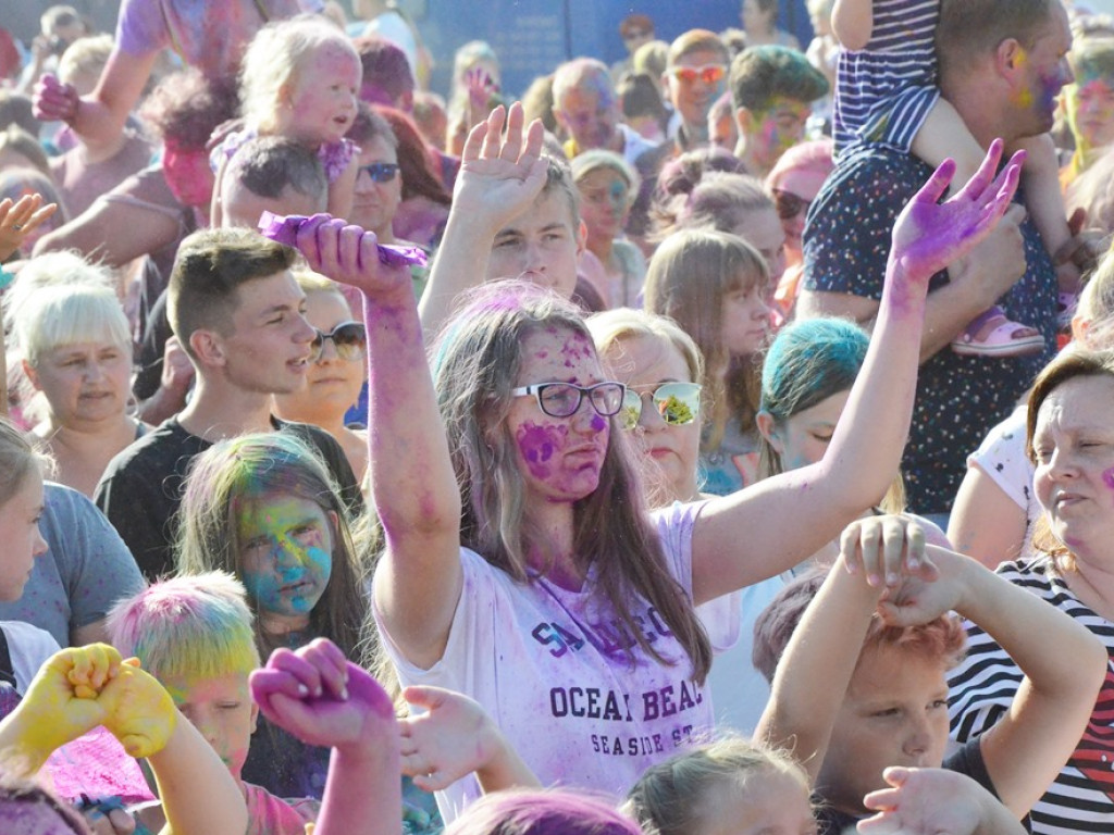 Szaleństwo barw opanowało Głogów. Tak wyglądał Festiwal Kolorów!