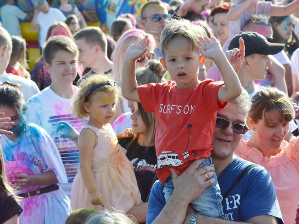 Szaleństwo barw opanowało Głogów. Tak wyglądał Festiwal Kolorów!