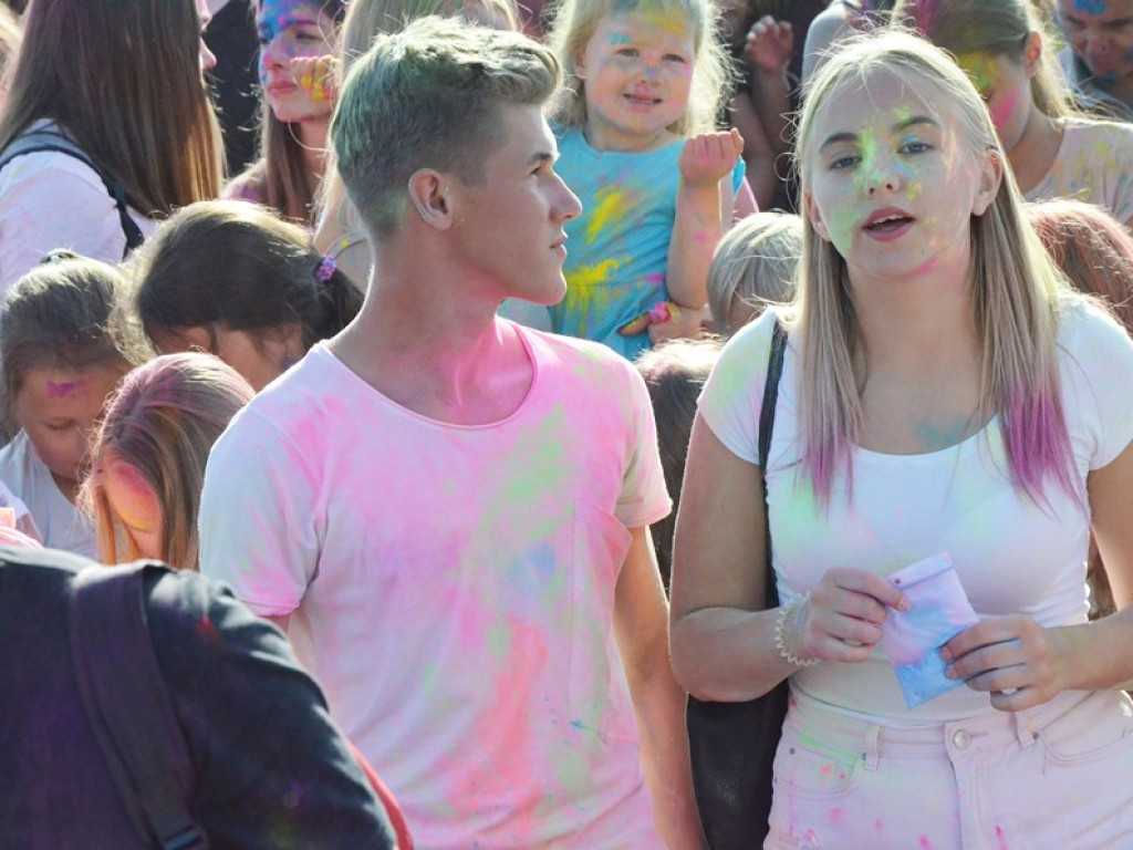 Szaleństwo barw opanowało Głogów. Tak wyglądał Festiwal Kolorów!