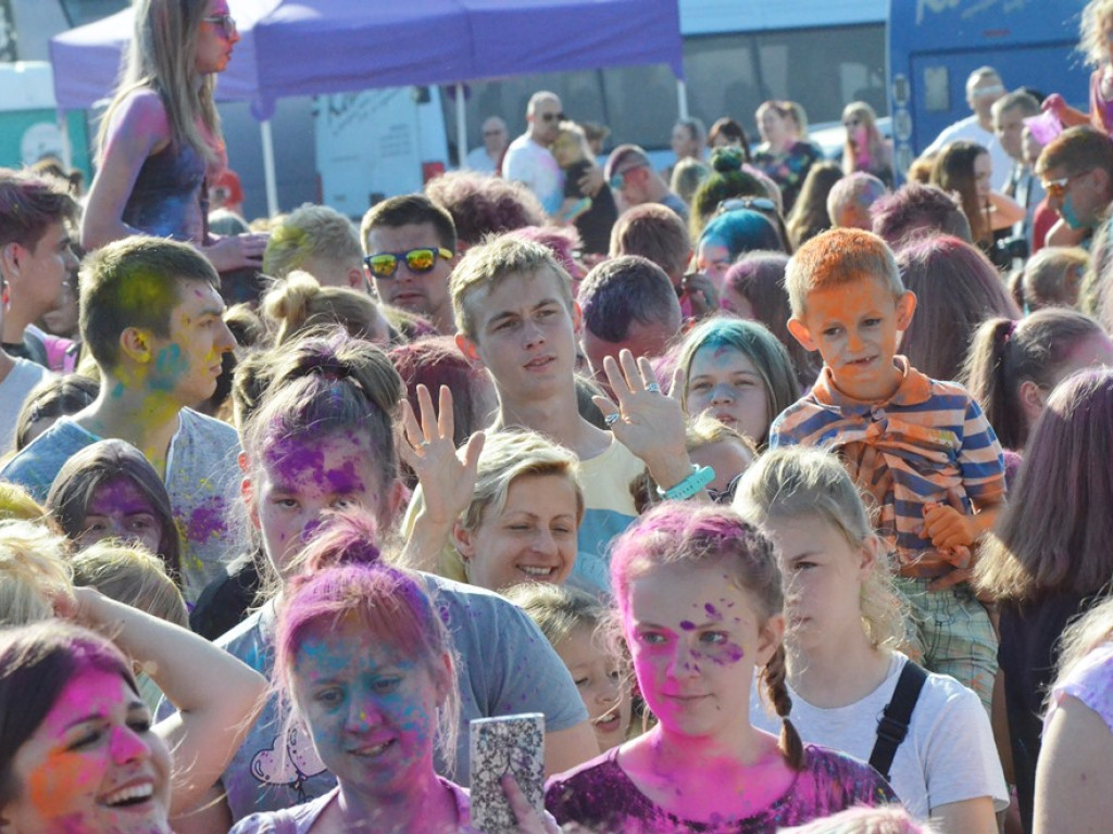 Szaleństwo barw opanowało Głogów. Tak wyglądał Festiwal Kolorów!
