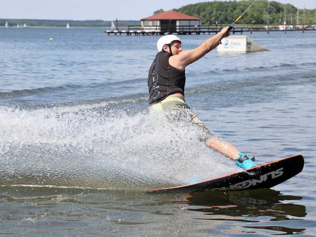 W Sławie można poszaleć na wodnych nartach. Chętnych nie brakuje