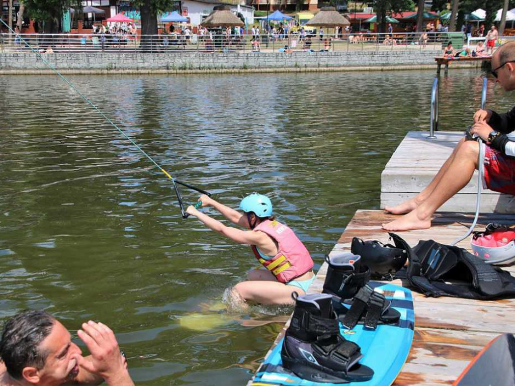 W Sławie można poszaleć na wodnych nartach. Chętnych nie brakuje