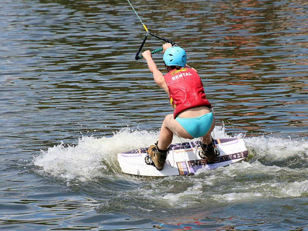 W Sławie można poszaleć na wodnych nartach. Chętnych nie brakuje