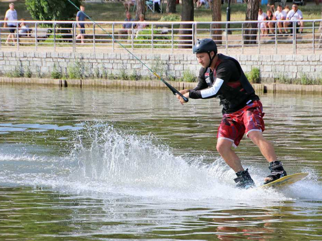 W Sławie można poszaleć na wodnych nartach. Chętnych nie brakuje