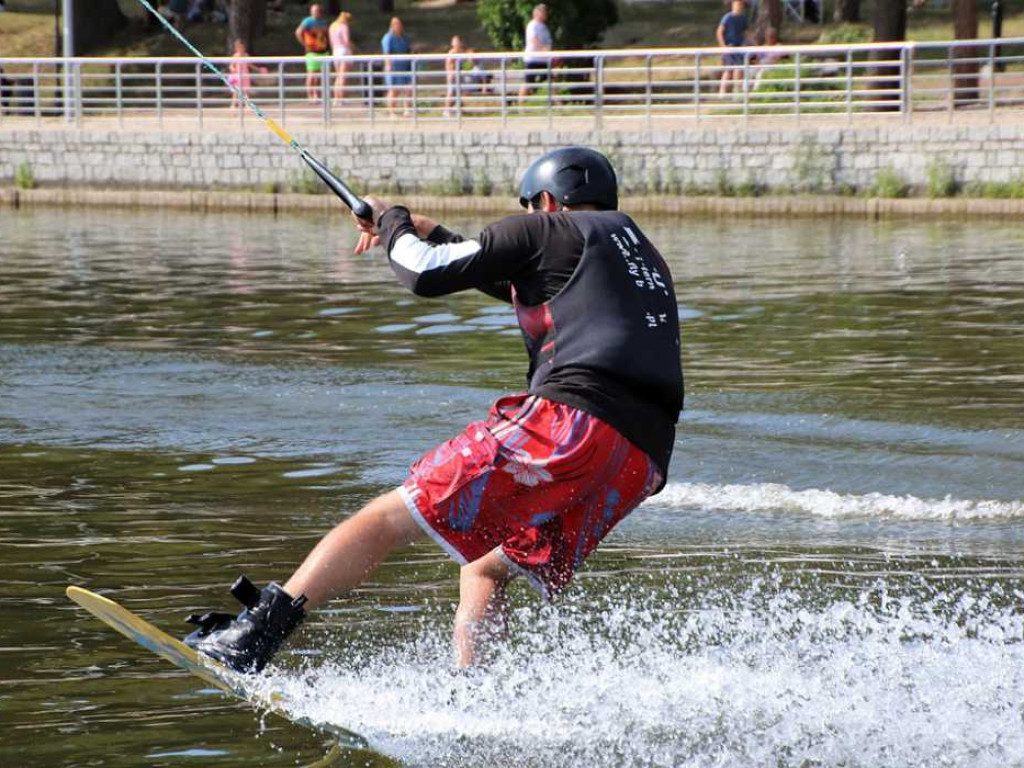 W Sławie można poszaleć na wodnych nartach. Chętnych nie brakuje