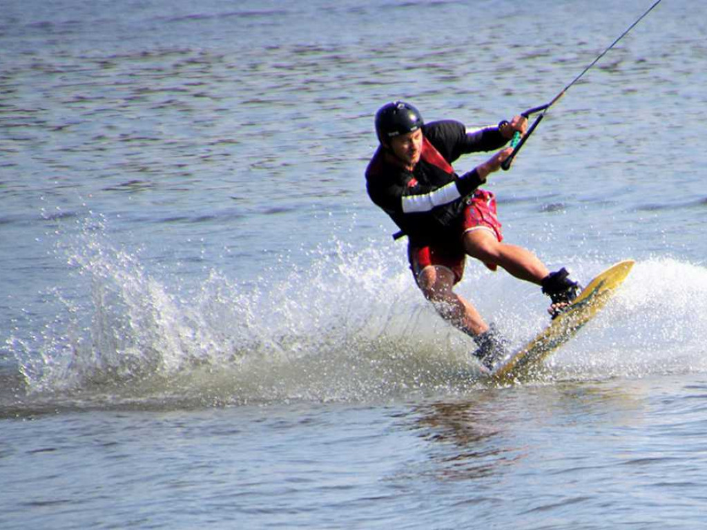 W Sławie można poszaleć na wodnych nartach. Chętnych nie brakuje