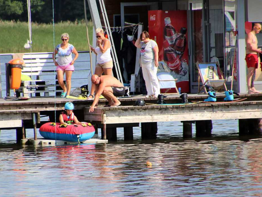 W Sławie można poszaleć na wodnych nartach. Chętnych nie brakuje