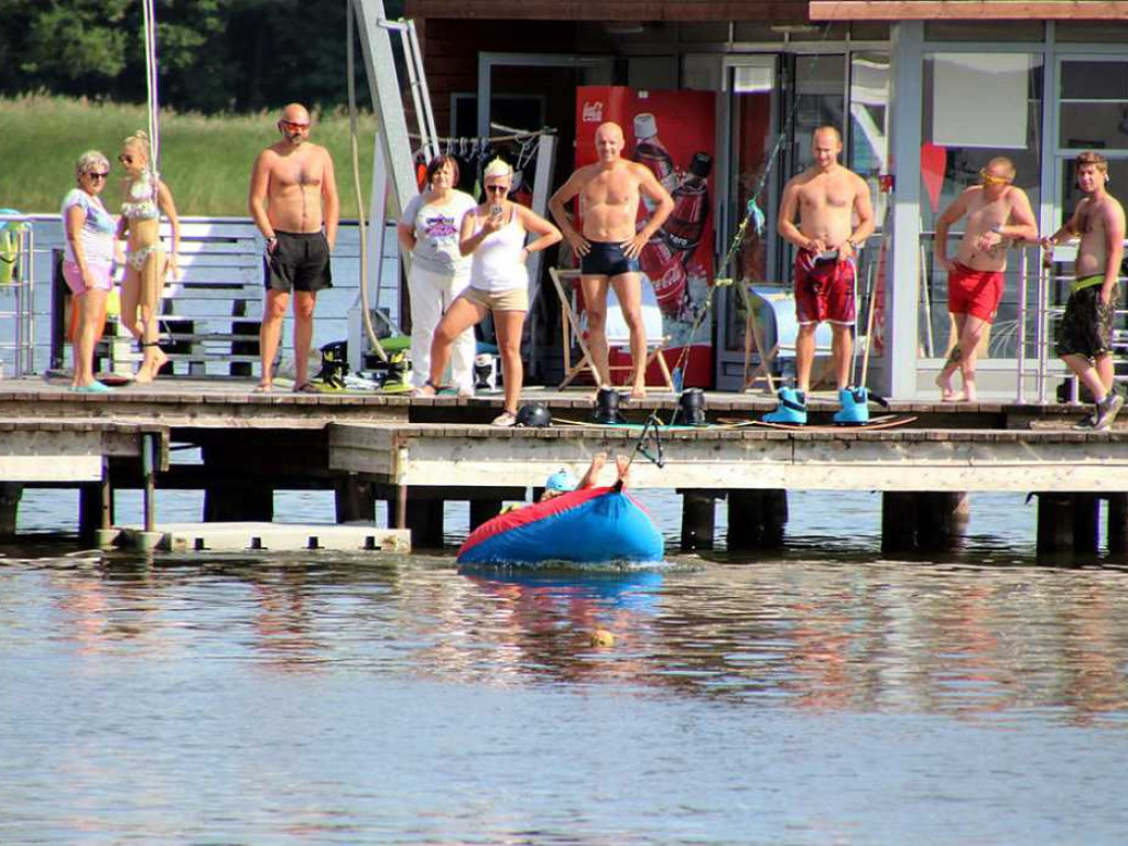 W Sławie można poszaleć na wodnych nartach. Chętnych nie brakuje
