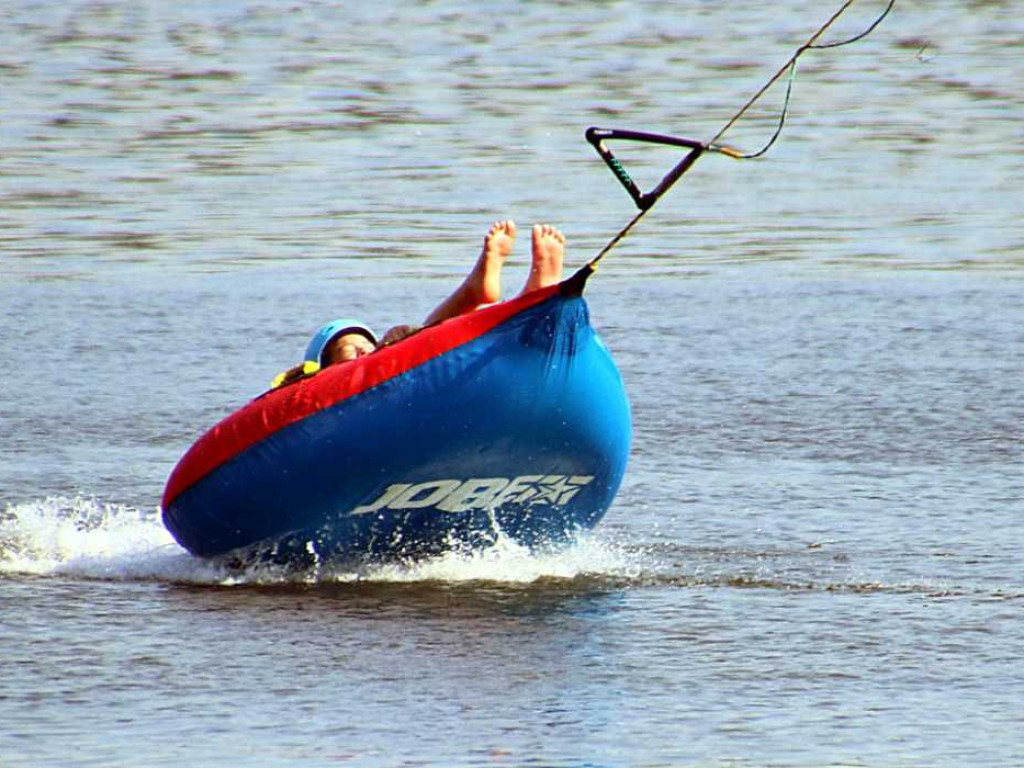 W Sławie można poszaleć na wodnych nartach. Chętnych nie brakuje