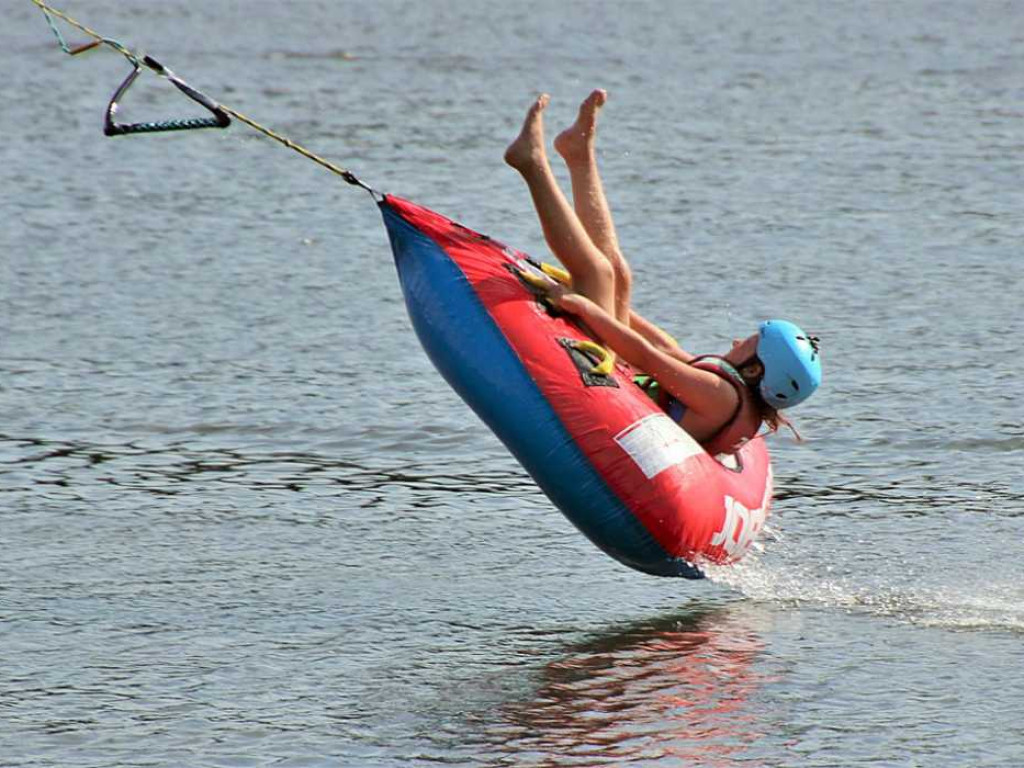 W Sławie można poszaleć na wodnych nartach. Chętnych nie brakuje