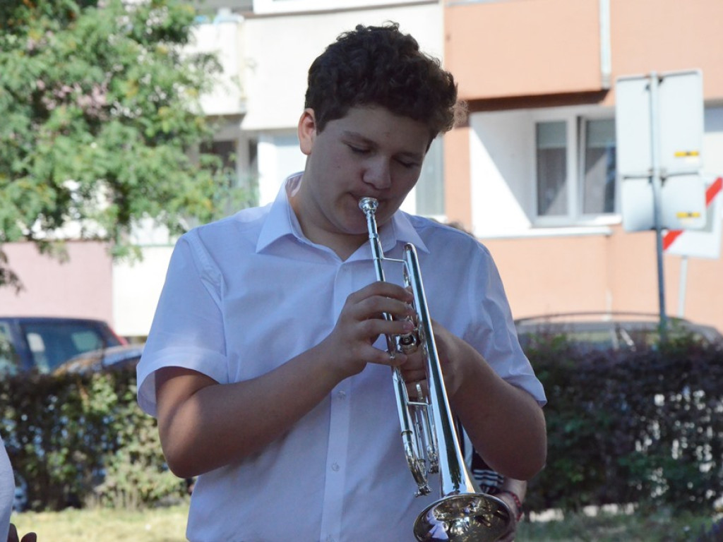Huczne imieniny Jana z Głogowa. Dąb zasadzony, kwiaty pod pomnikiem złożone