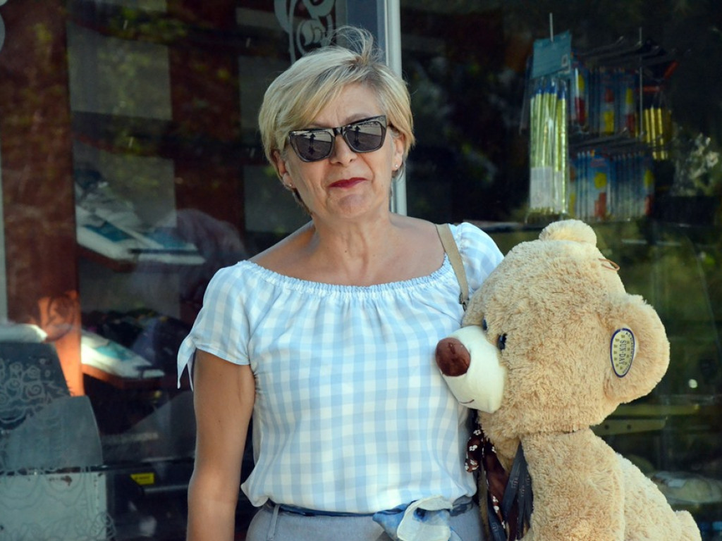 Huczne imieniny Jana z Głogowa. Dąb zasadzony, kwiaty pod pomnikiem złożone