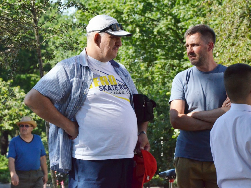 Huczne imieniny Jana z Głogowa. Dąb zasadzony, kwiaty pod pomnikiem złożone