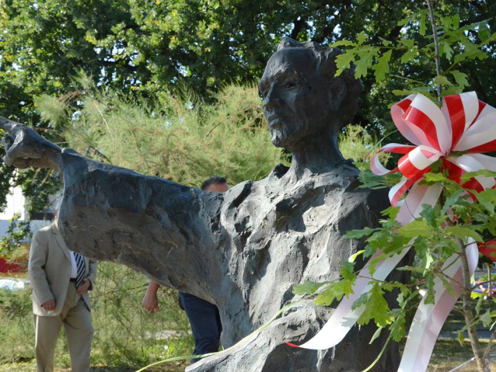Huczne imieniny Jana z Głogowa. Dąb zasadzony, kwiaty pod pomnikiem złożone