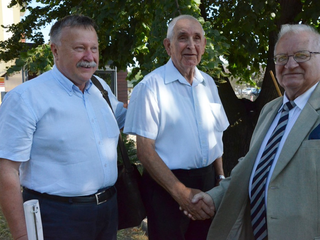 Huczne imieniny Jana z Głogowa. Dąb zasadzony, kwiaty pod pomnikiem złożone