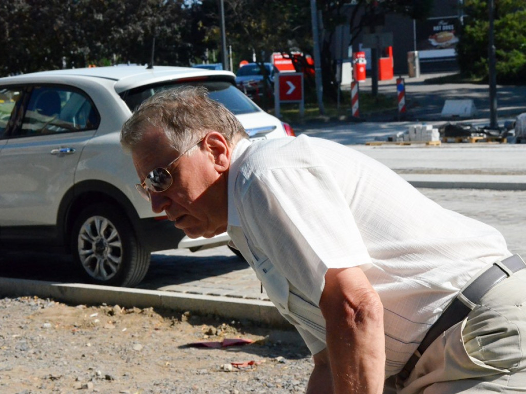 Huczne imieniny Jana z Głogowa. Dąb zasadzony, kwiaty pod pomnikiem złożone