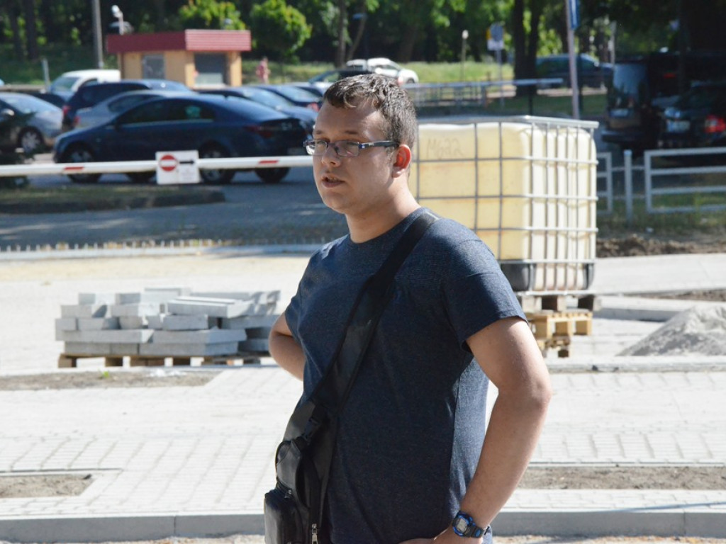 Huczne imieniny Jana z Głogowa. Dąb zasadzony, kwiaty pod pomnikiem złożone