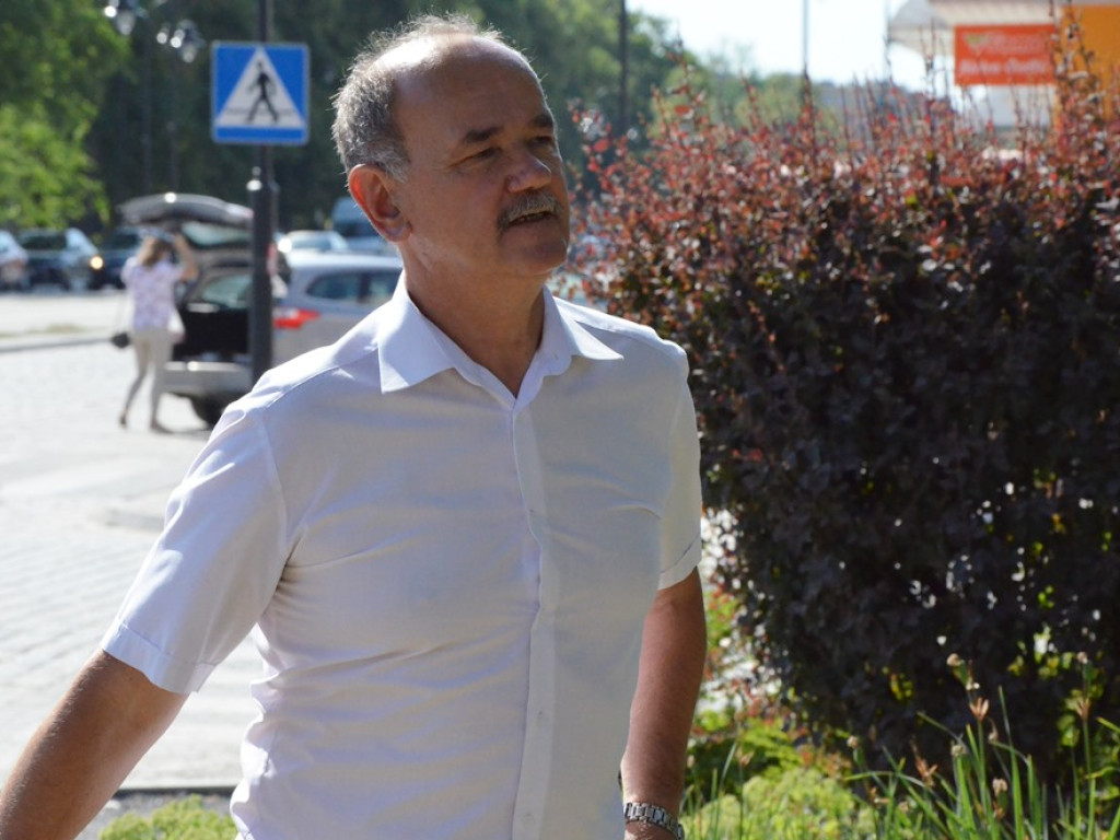 Huczne imieniny Jana z Głogowa. Dąb zasadzony, kwiaty pod pomnikiem złożone