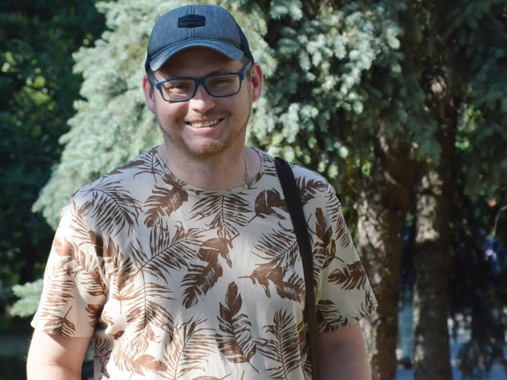 Huczne imieniny Jana z Głogowa. Dąb zasadzony, kwiaty pod pomnikiem złożone