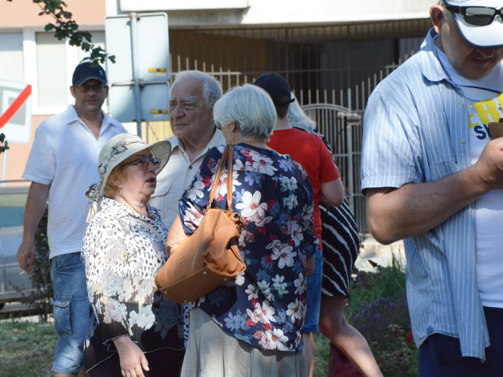 Huczne imieniny Jana z Głogowa. Dąb zasadzony, kwiaty pod pomnikiem złożone