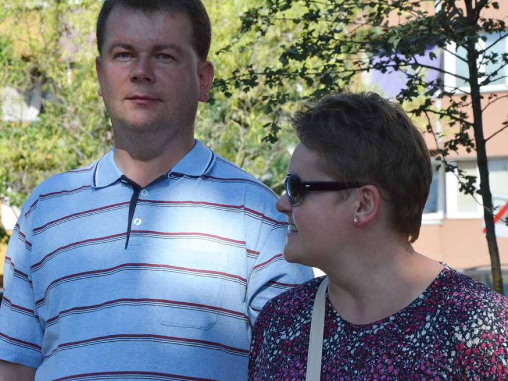 Huczne imieniny Jana z Głogowa. Dąb zasadzony, kwiaty pod pomnikiem złożone