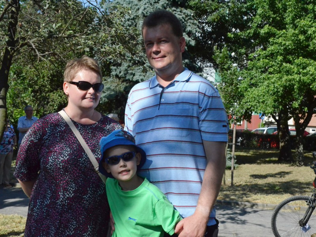 Huczne imieniny Jana z Głogowa. Dąb zasadzony, kwiaty pod pomnikiem złożone