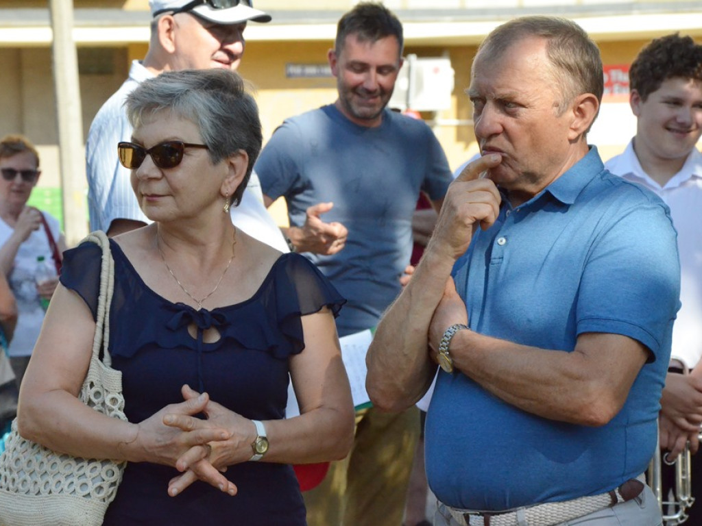 Huczne imieniny Jana z Głogowa. Dąb zasadzony, kwiaty pod pomnikiem złożone