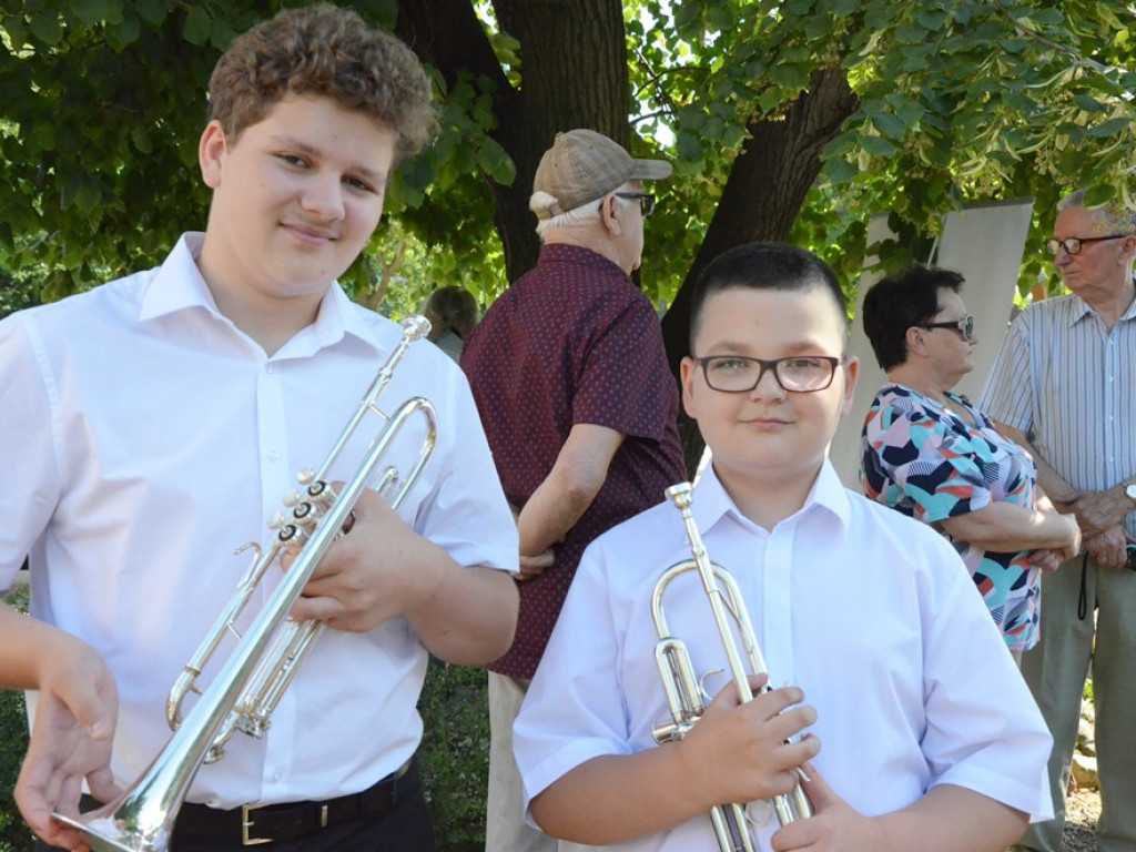 Huczne imieniny Jana z Głogowa. Dąb zasadzony, kwiaty pod pomnikiem złożone