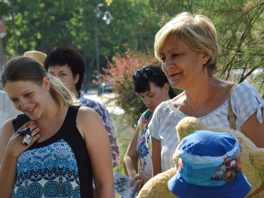 Huczne imieniny Jana z Głogowa. Dąb zasadzony, kwiaty pod pomnikiem złożone