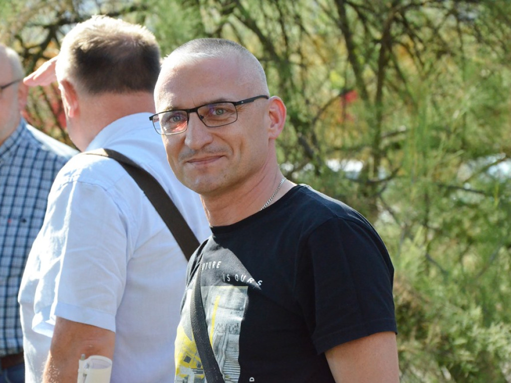 Huczne imieniny Jana z Głogowa. Dąb zasadzony, kwiaty pod pomnikiem złożone