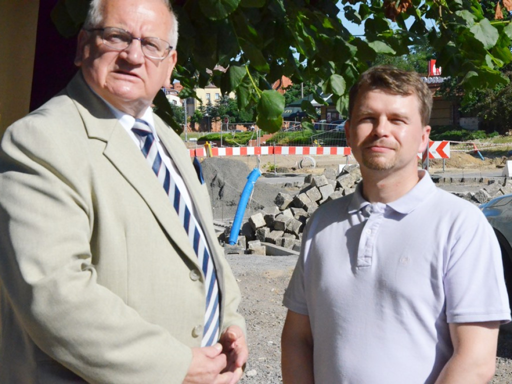 Huczne imieniny Jana z Głogowa. Dąb zasadzony, kwiaty pod pomnikiem złożone