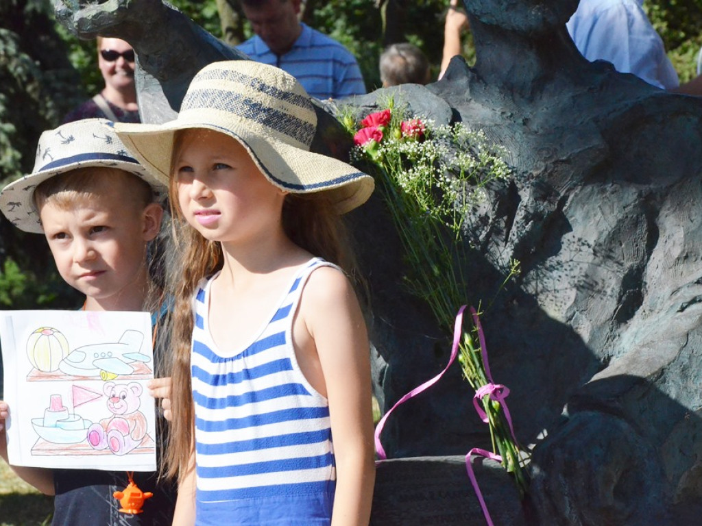 Huczne imieniny Jana z Głogowa. Dąb zasadzony, kwiaty pod pomnikiem złożone