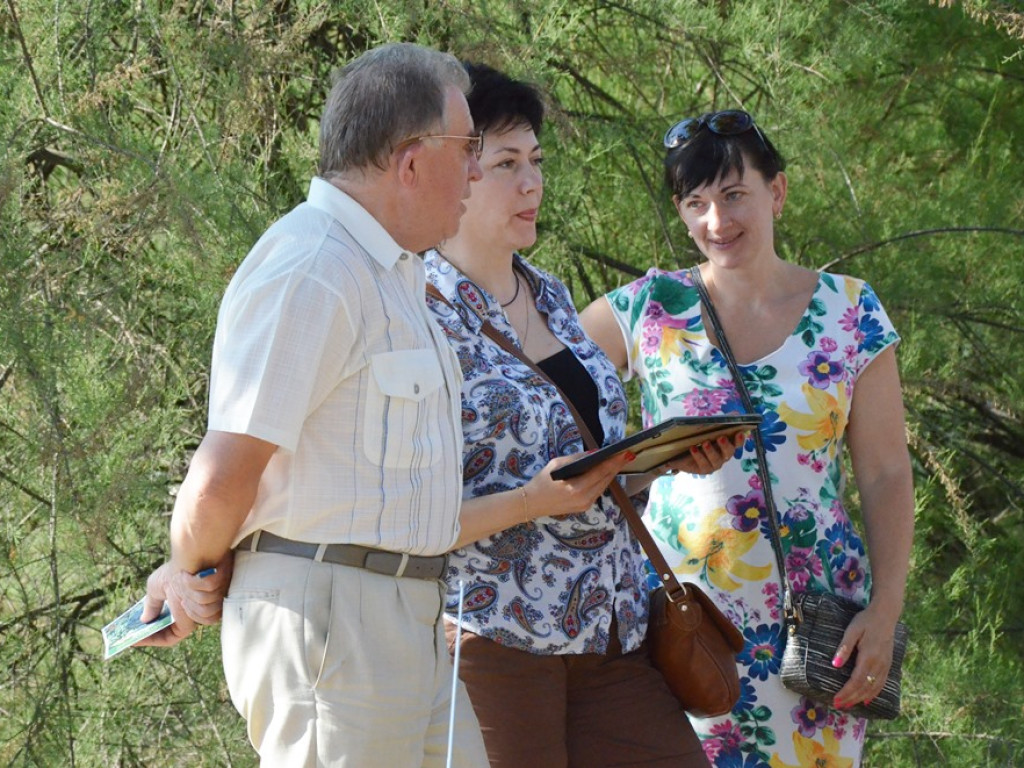 Huczne imieniny Jana z Głogowa. Dąb zasadzony, kwiaty pod pomnikiem złożone