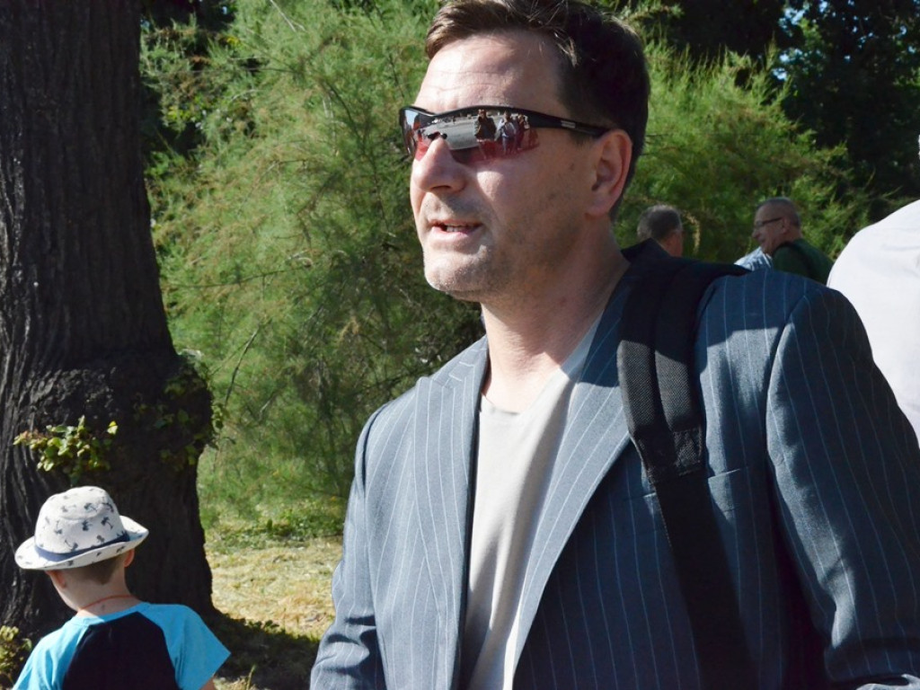 Huczne imieniny Jana z Głogowa. Dąb zasadzony, kwiaty pod pomnikiem złożone