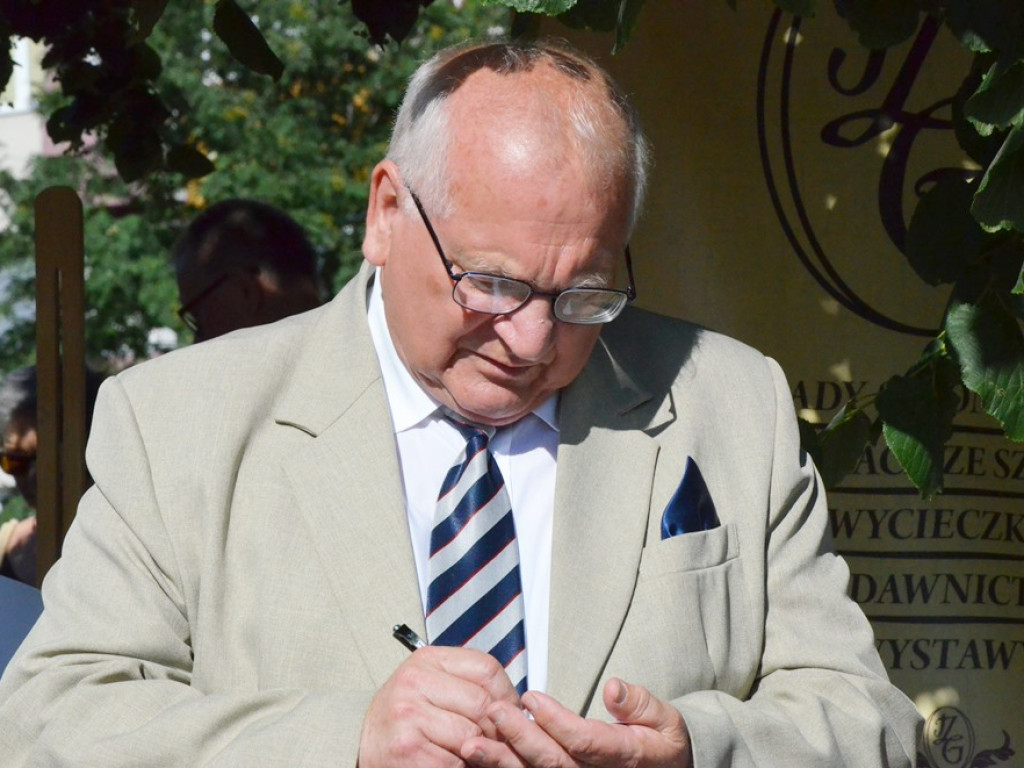 Huczne imieniny Jana z Głogowa. Dąb zasadzony, kwiaty pod pomnikiem złożone