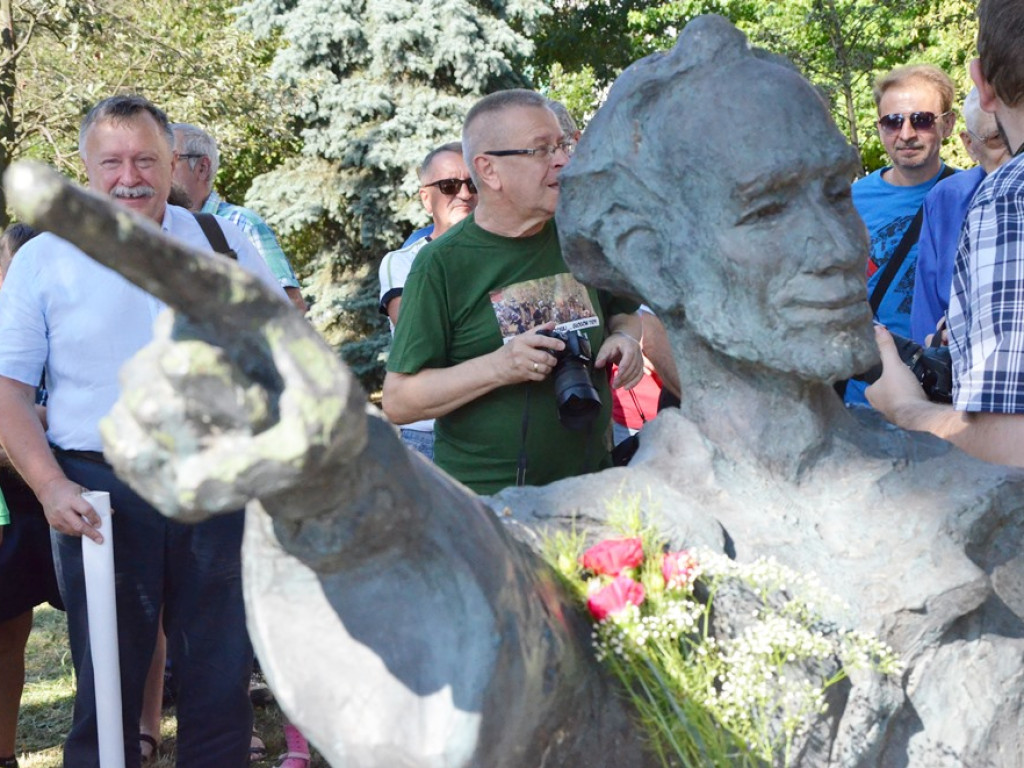 Huczne imieniny Jana z Głogowa. Dąb zasadzony, kwiaty pod pomnikiem złożone