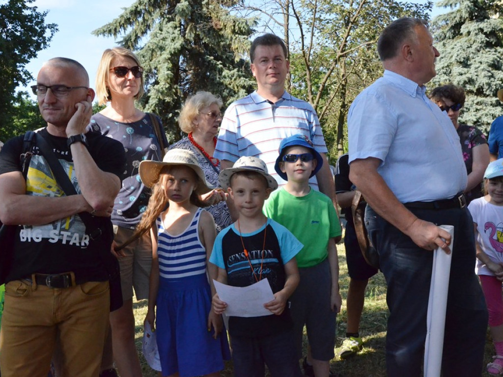 Huczne imieniny Jana z Głogowa. Dąb zasadzony, kwiaty pod pomnikiem złożone