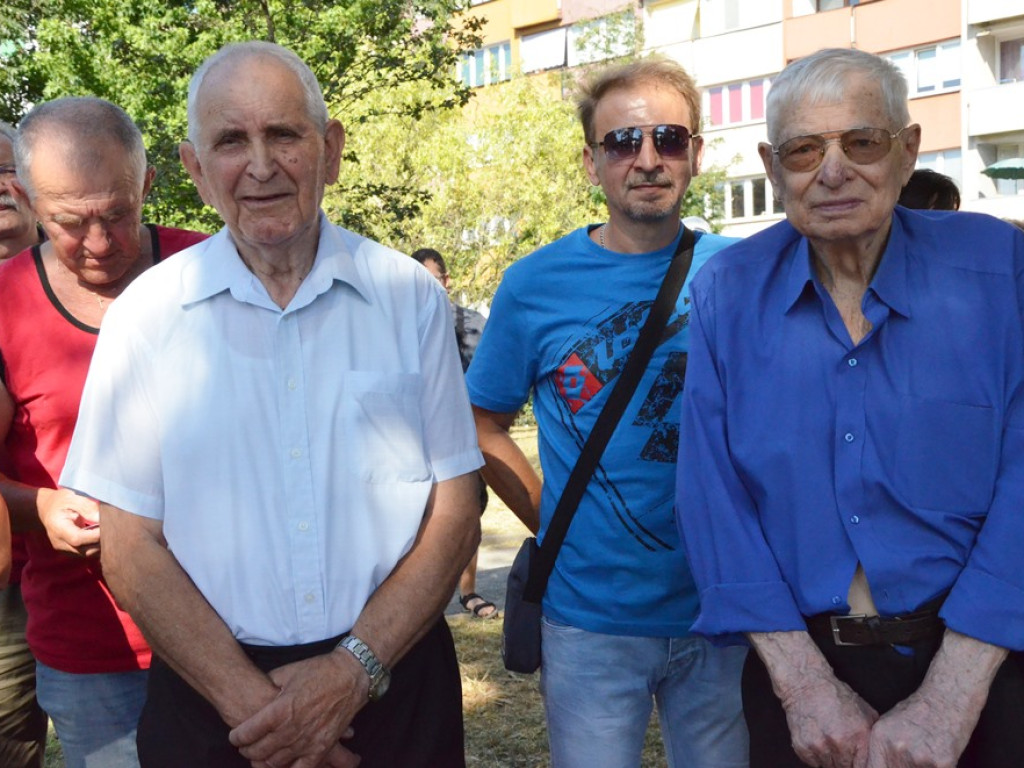 Huczne imieniny Jana z Głogowa. Dąb zasadzony, kwiaty pod pomnikiem złożone