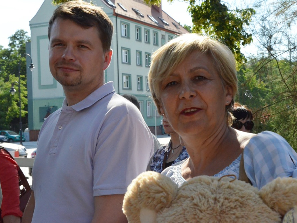 Huczne imieniny Jana z Głogowa. Dąb zasadzony, kwiaty pod pomnikiem złożone